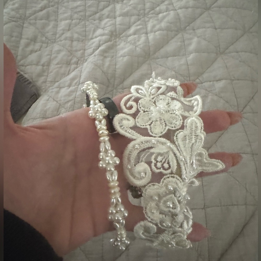 Set of two bridal headbands. Cream/pearl/lace.